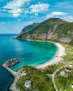 挪威特罗姆斯湾碧绿的海岸线绿树成荫，鸟瞰景色令人惊叹