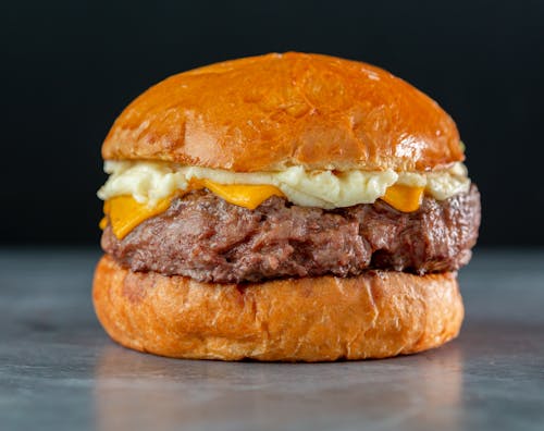 Безкоштовне стокове фото на тему «бургер, Вибірковий фокус, вийняти їжу»