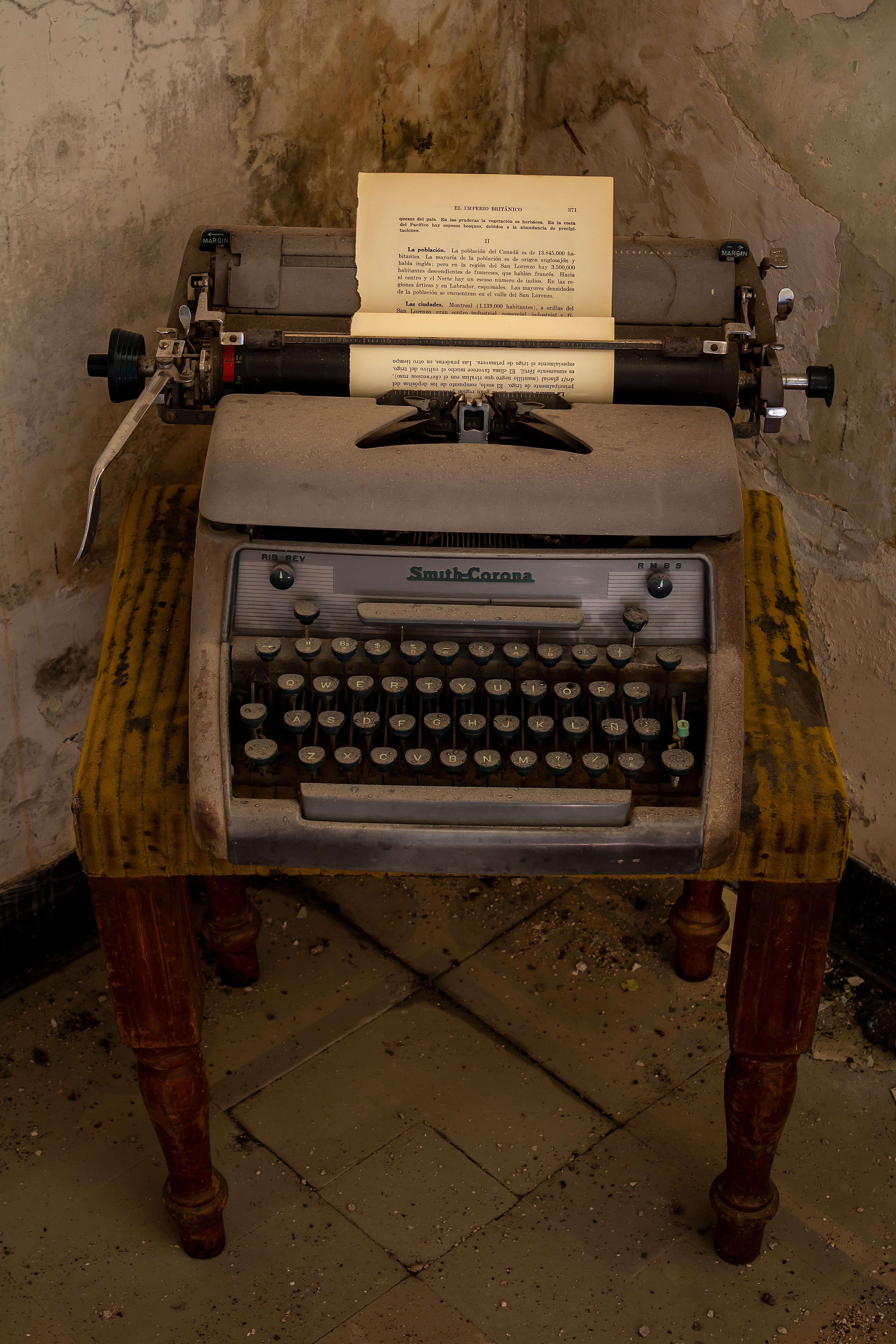 Antique Typewriter on Stool · Free Stock Photo