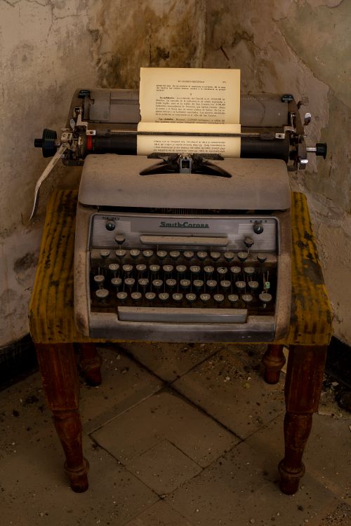 Free Classic antique typewriter in rustic corner, evokes nostalgia and history. Stock Photo