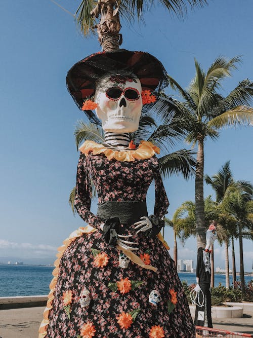 Фотография скелета в цветочном платье