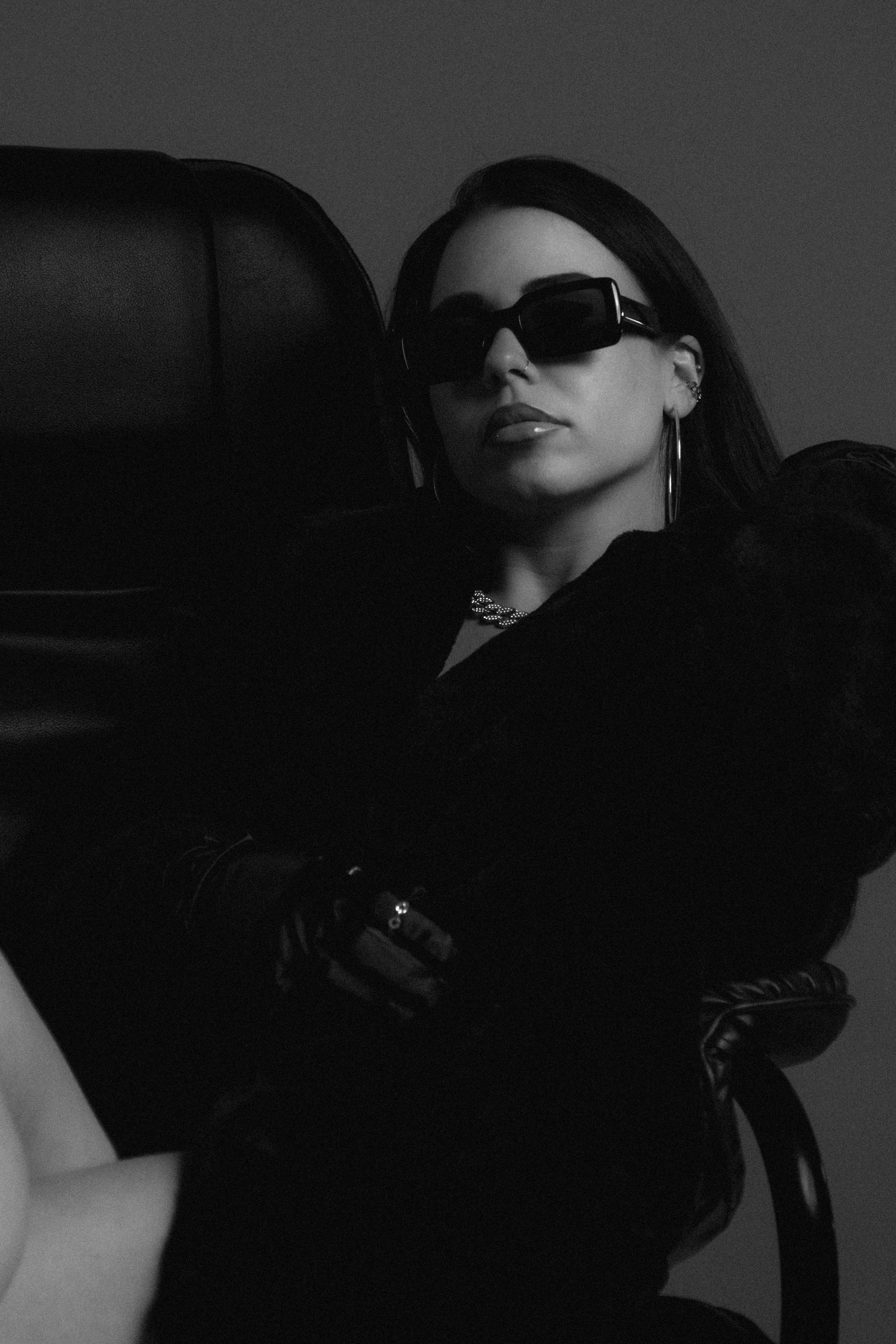 Black and White Portrait of a Woman Wearing Sunglasses · Free Stock Photo