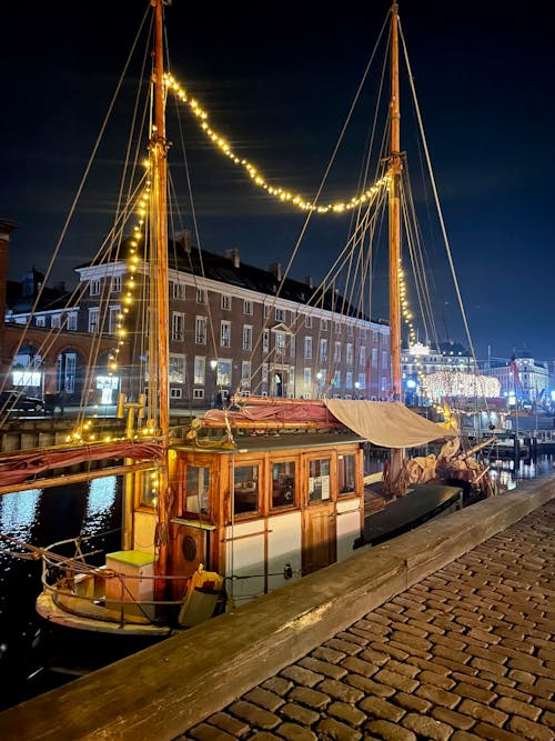 Foto profissional grátis de barcos a vela, canal, fundo da noite