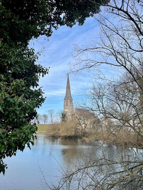 Foto profissional grátis de beira do lago, igreja da santíssima trindade