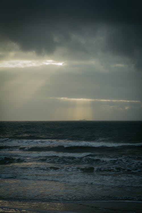 akşam, akşam karanlığı, dalgalar içeren Ücretsiz stok fotoğraf
