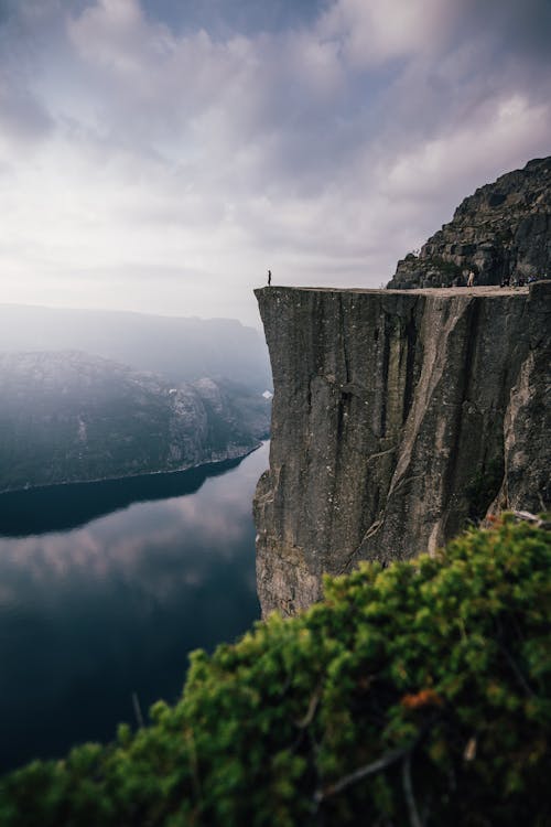 Preikestolen En Norvège   Pulpit Rock Fjord   Fille Seule