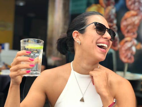 Foto Di Una Donna Con In Mano Un Bicchiere D'acqua