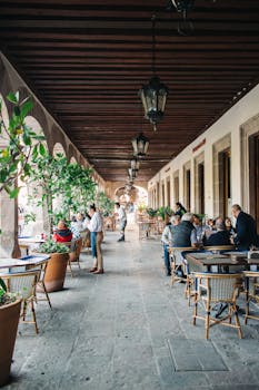 人们在优雅的户外柱廊餐厅享用美食