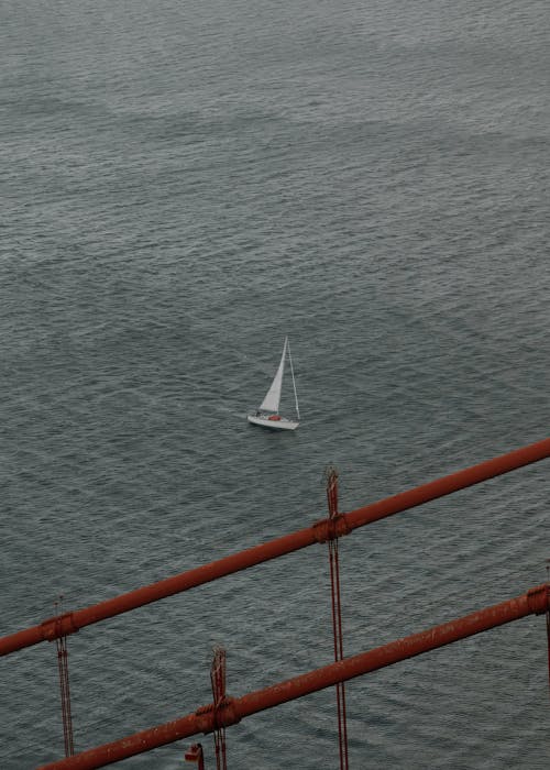 Foto profissional grátis de água, barco a vela, beira mar