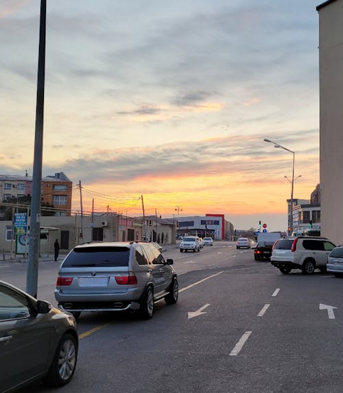 arabalar, gökyüzü, gün batımı içeren Ücretsiz stok fotoğraf