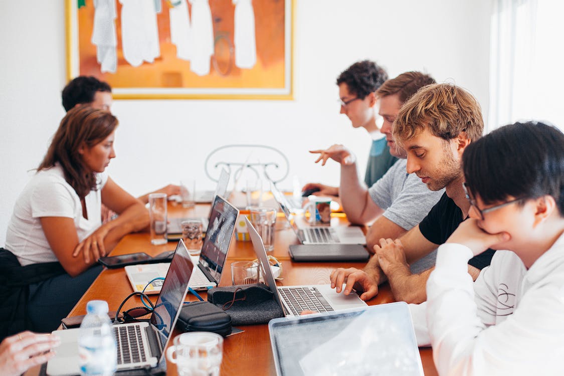 Free Dizüstü Bilgisayar Kullanan Bir Grup İnsan Stock Photo