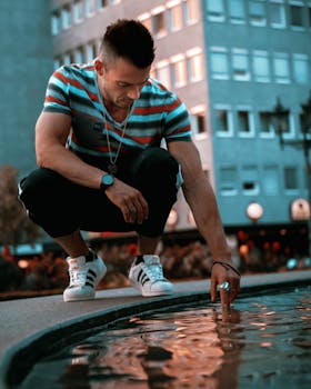 德国布伦瑞克的年轻人在泳池边享受反思的时光