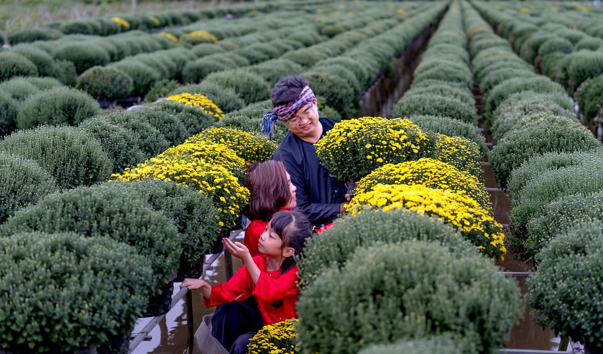 Famille découvrant un jardin fleuri, photo d’ambiance
