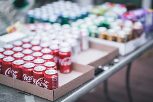 Gratis Fotografía De Enfoque Selectivo De Lote De Latas De Coca Cola Roja En Caja Foto de stock