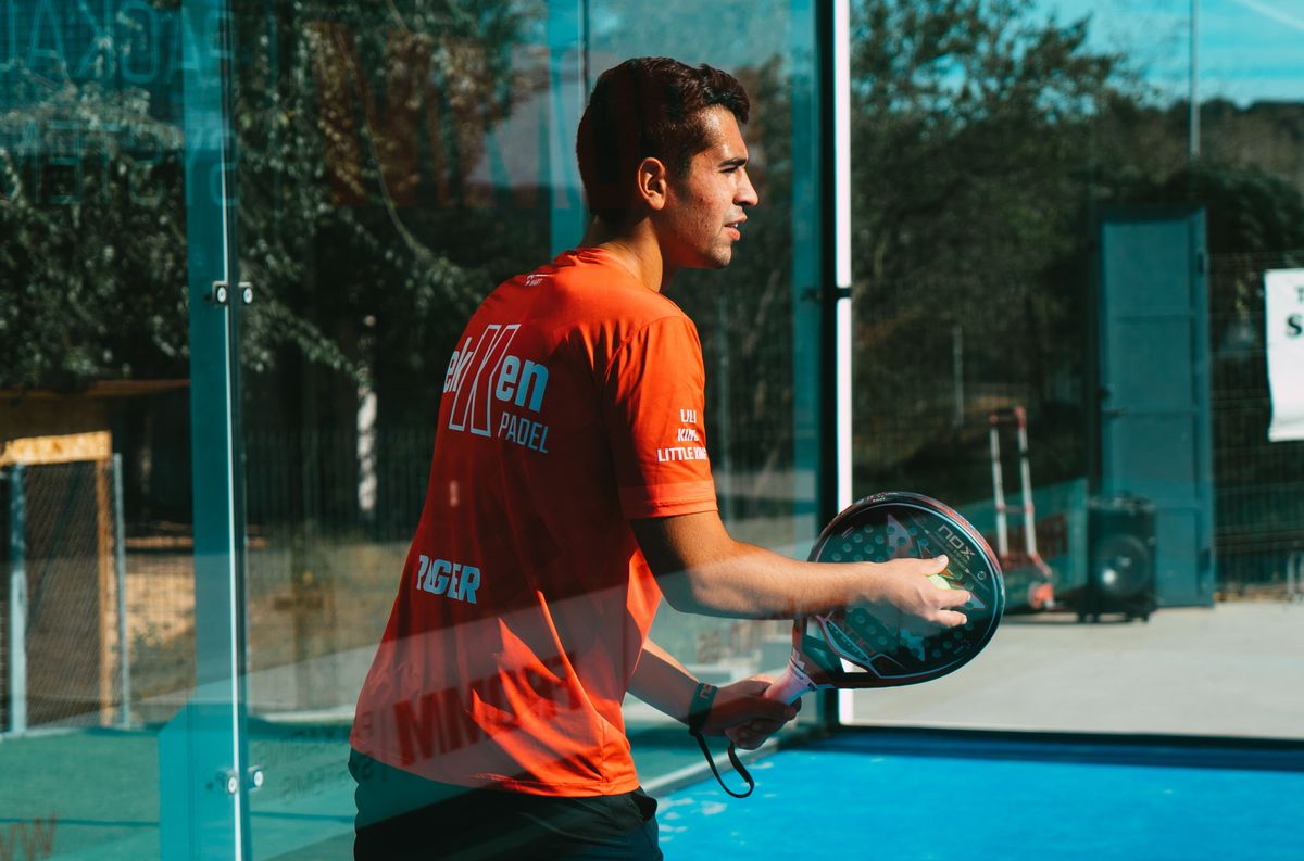 Cara Booking Lapangan Padel — WA vs Aplikasi (Courtside / AYO)