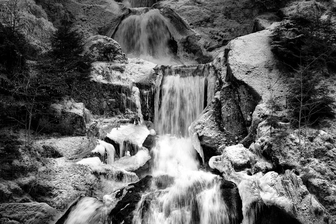Waterfall in Black and White · Free Stock Photo