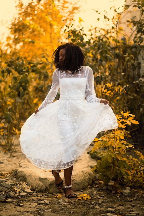 Mujer, Llevando, Negro, Vestido De Manga Larga