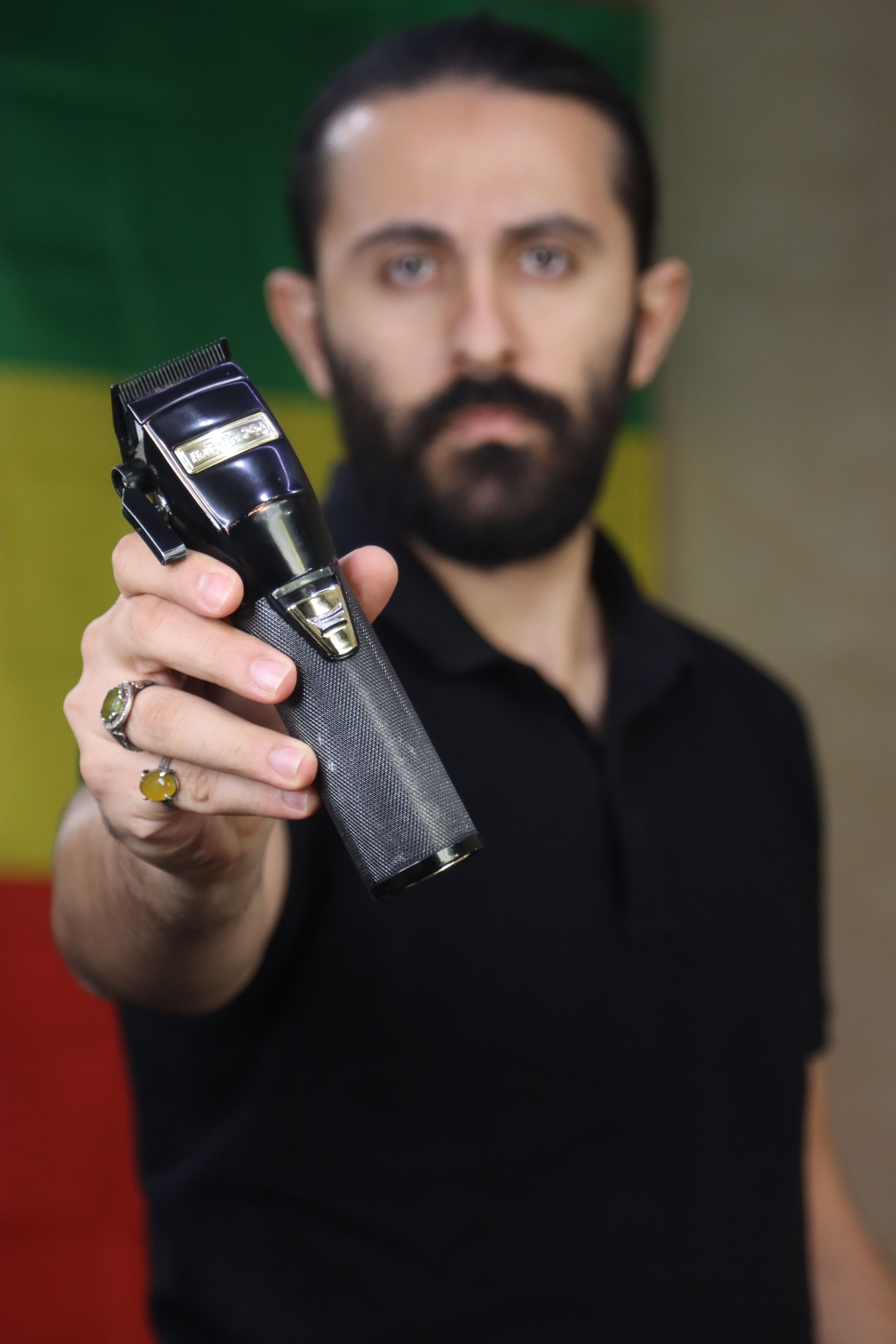 Homem segurando máquina de cortar
