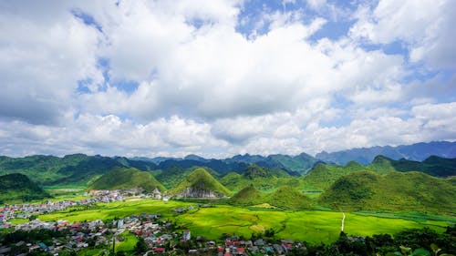 多云的天空下的绿色山丘