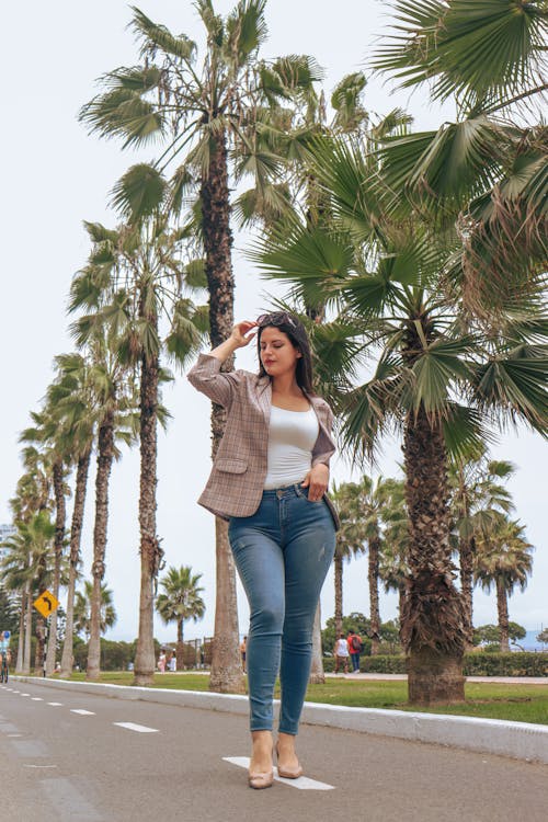 Základová fotografie zdarma na téma brunetka, bunda, džíny