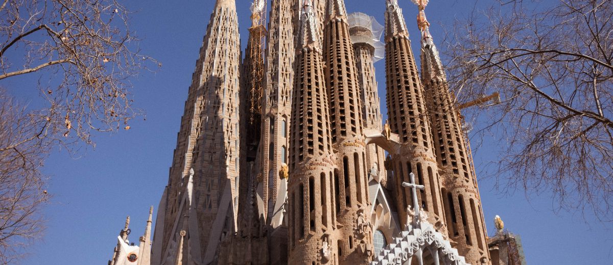 Las torres de la Sagrada Familia desde abajo
