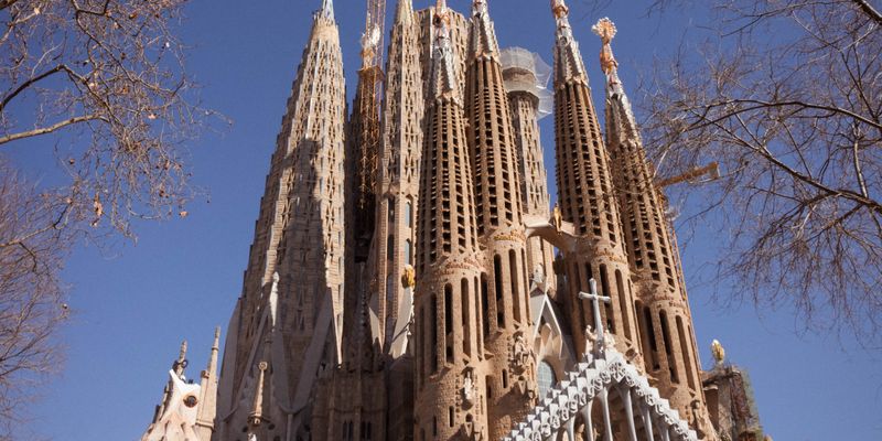 Las torres de la Sagrada Familia desde abajo