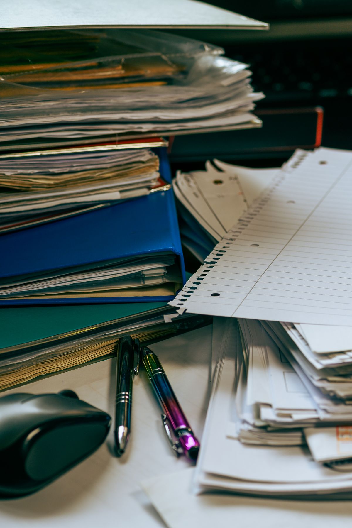 Scrivania ordinata con documenti, cartelline e appunti di consulenza