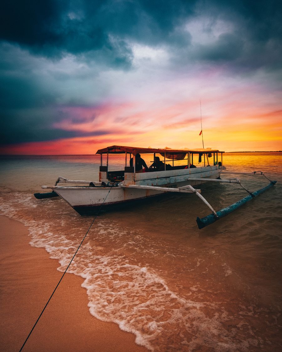 Perahu nelayan saat matahari terbenam — ilustrasi kenangan era pantai