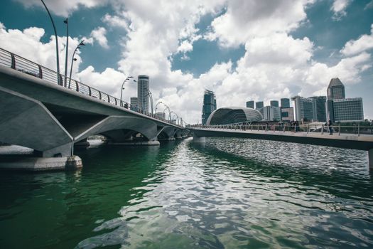新加坡滨海湾和滨海大桥的天际线景观，融合了现代建筑与海滨风光
