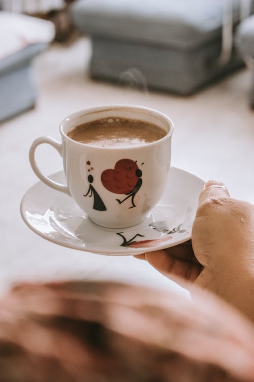 Tasse En Céramique Blanche Et Rouge Avec Soucoupe