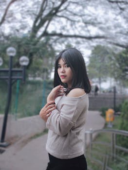 在印度尼西亚加里曼丹中部，一位时尚女士在户外摆姿势，展示她的优雅风格