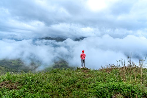 Gratis stockfoto met cloudscape, heuvel, iemand