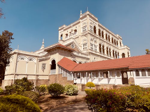 Foto profissional grátis de arbustos, casa, céu azul