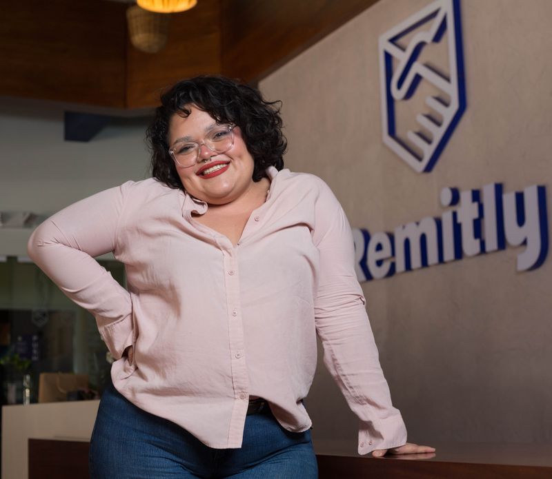 Profesional sonriente de frente en una oficina