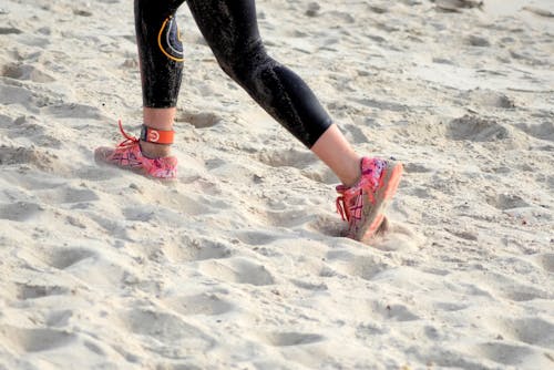 Femme Debout Sur Le Sable Blanc