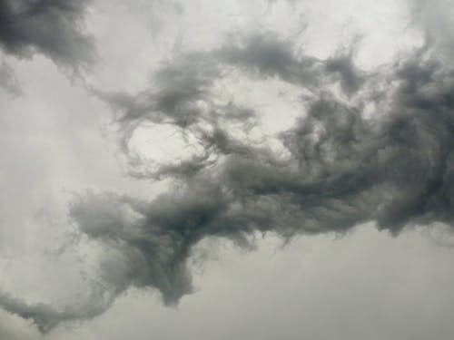 Foto d'estoc gratuïta de cel, escala de grisos, núvol de tempesta