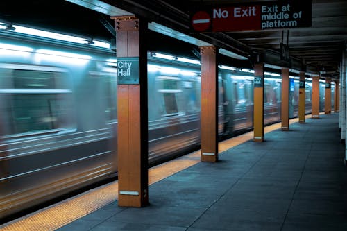 Fotos de stock gratuitas de adentro, andén, andén de metro