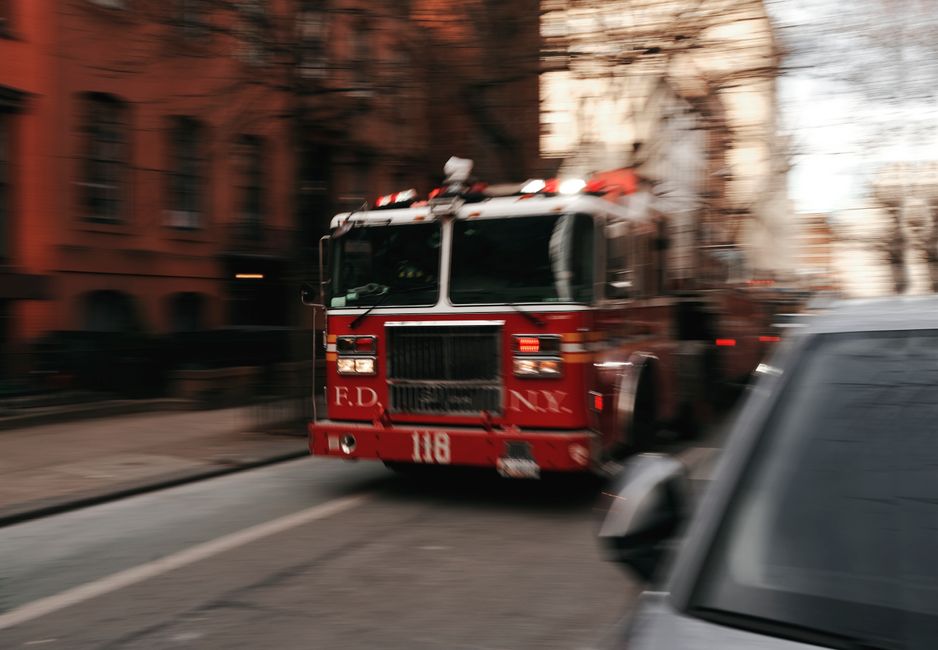 Pompierii clujeni în acțiune rapidă pentru stingerea incendiului.