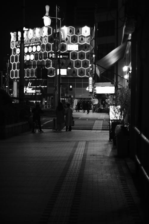 бесплатная Бесплатное стоковое фото с вертикальный выстрел, город ночью, городская улица Стоковое фото