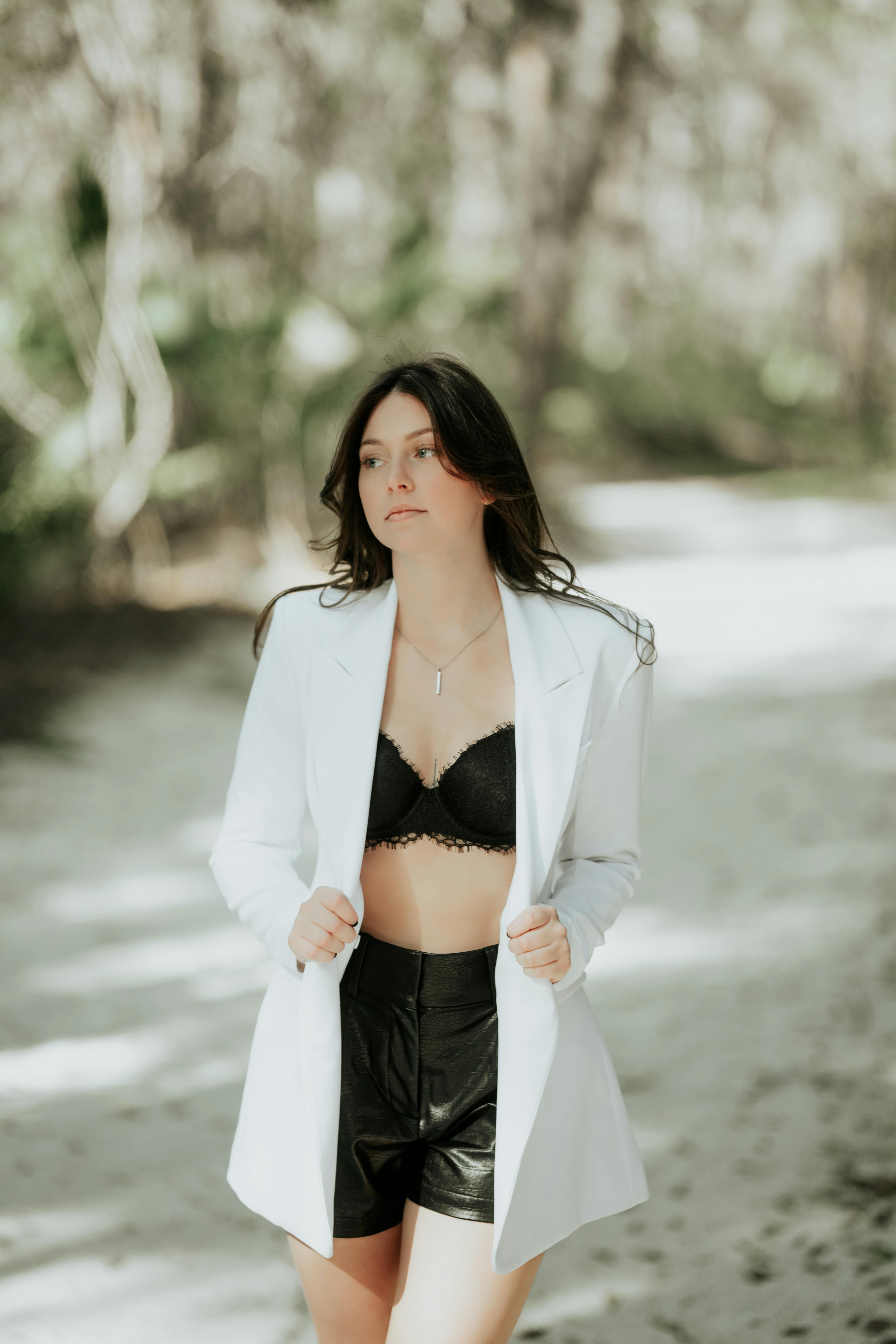 bezplatná Základová fotografie zdarma na téma bílý plášť, bílý sako, černé šortky Základová fotografie