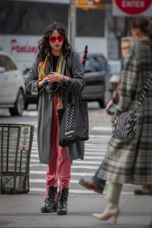 Foto profissional grátis de abrigo, agasalho, calça rosa