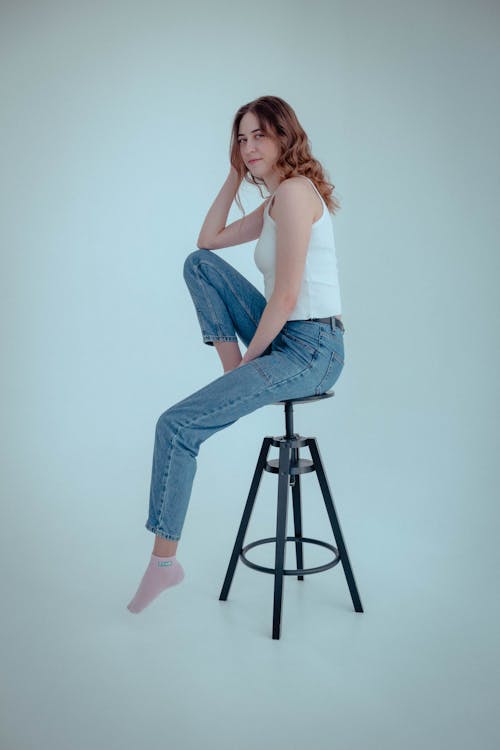 Foto profissional grátis de banquinho, fotografia de moda, jeans