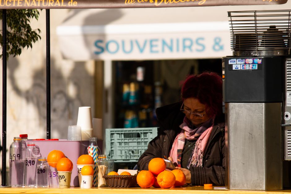 Tourist politely declining a street vendor in a Spanish market