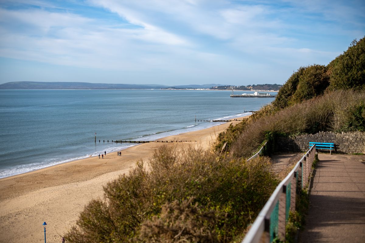 Strand und Promenade in Bournemouth, beliebtes Ziel für Sommerferien England 2026 Sprachreisen