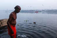 印度河边，一个男人享受着宁静的早晨，自然与静谧让这场景更加美丽