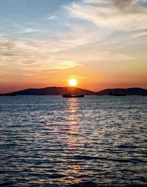 Foto profissional grátis de barco, brilhante, cair da noite