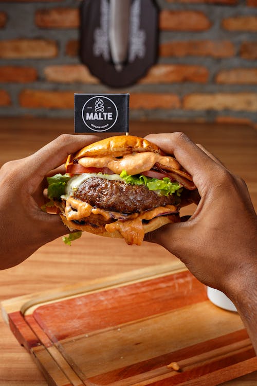 Kostnadsfri bild av bulle, burger, håller