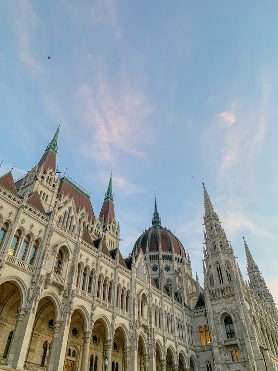 Ingyenes stockfotó alacsony szögű felvétel, Budapest, épület témában