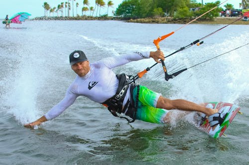 Homem Vestindo Rashguard Branco