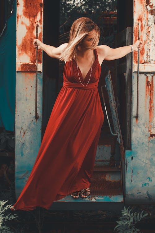 Fotobanka s bezplatnými fotkami na tému blondína, červené šaty, dlhé vlasy